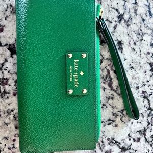 Kelly green Kate Spade wallet/wristlet. Never used perfect condition